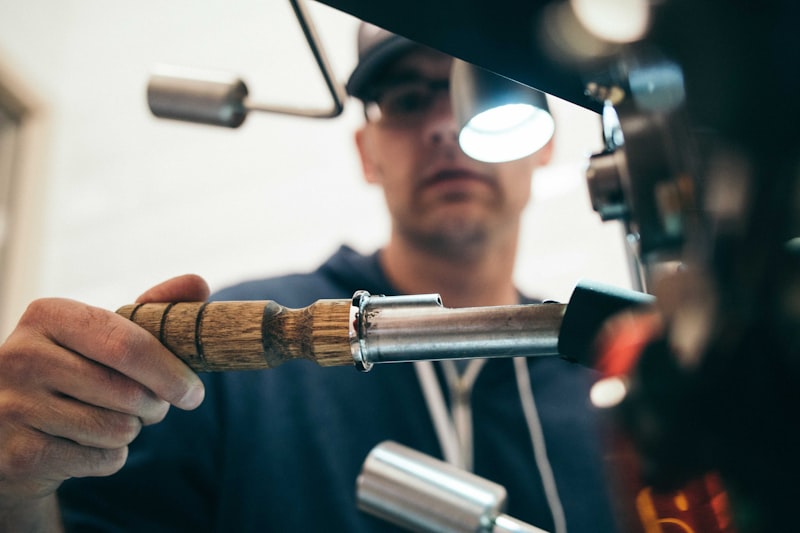 Técnico realizando limpieza de serpentín